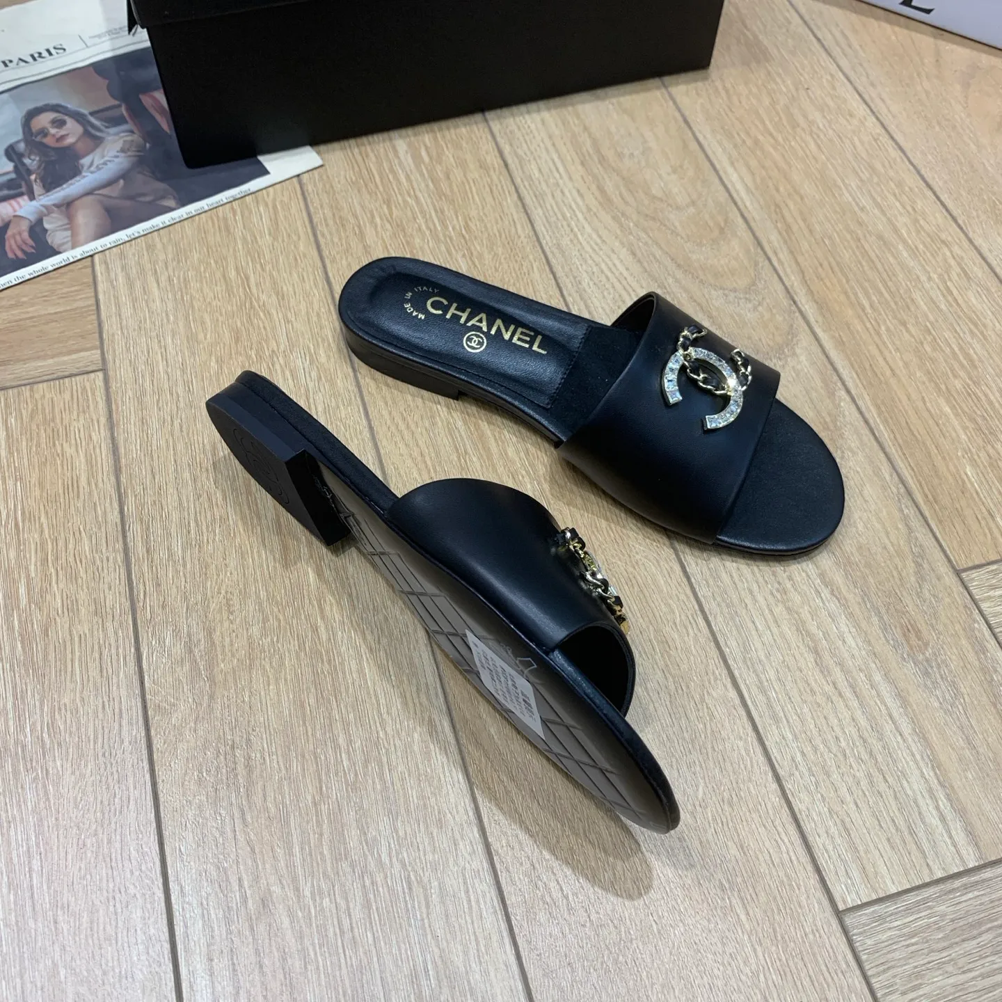 👟👟Ex-factory price 480👟👟 🍀CHANEL2025 Xiaoxiang spring and summer new popular double C diamond buckle flat slippers Material: original calfskin Lining: original inner sheepskin Foot pads: sheepskin Outsole: genuine leather outsole Size: 35-41 (40/41 fixed) 👉